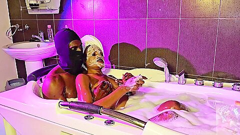 Bbc Guy Gets Sloppy Bathtub Blowjob From Horny Wife - free porn video