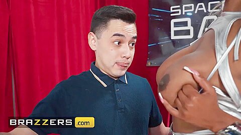 Jonathan Jordan, Litty Britty And Raee Ripley - Sci-fi Star Gives Juan The Ultimate Comic Con Experience In Her Hotel Room - free porn video
